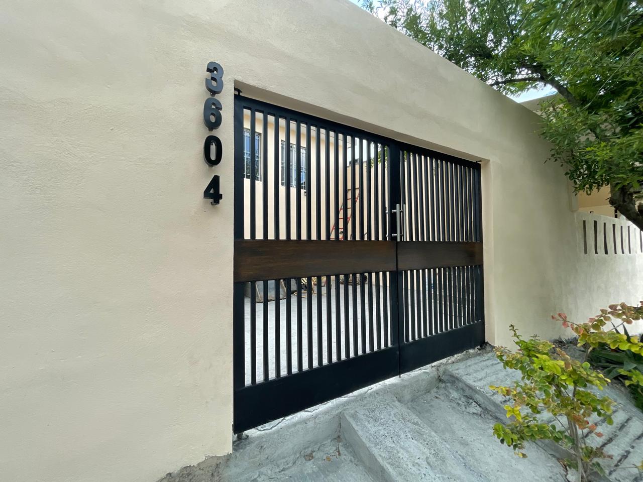 Portón metálico con diseño