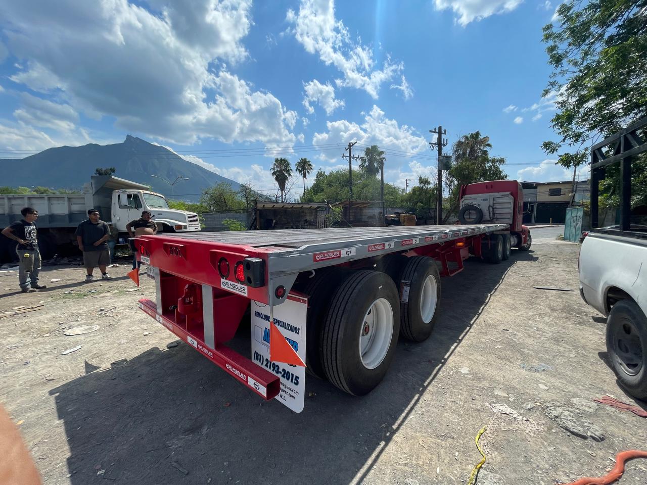 Remolque con caja de carga